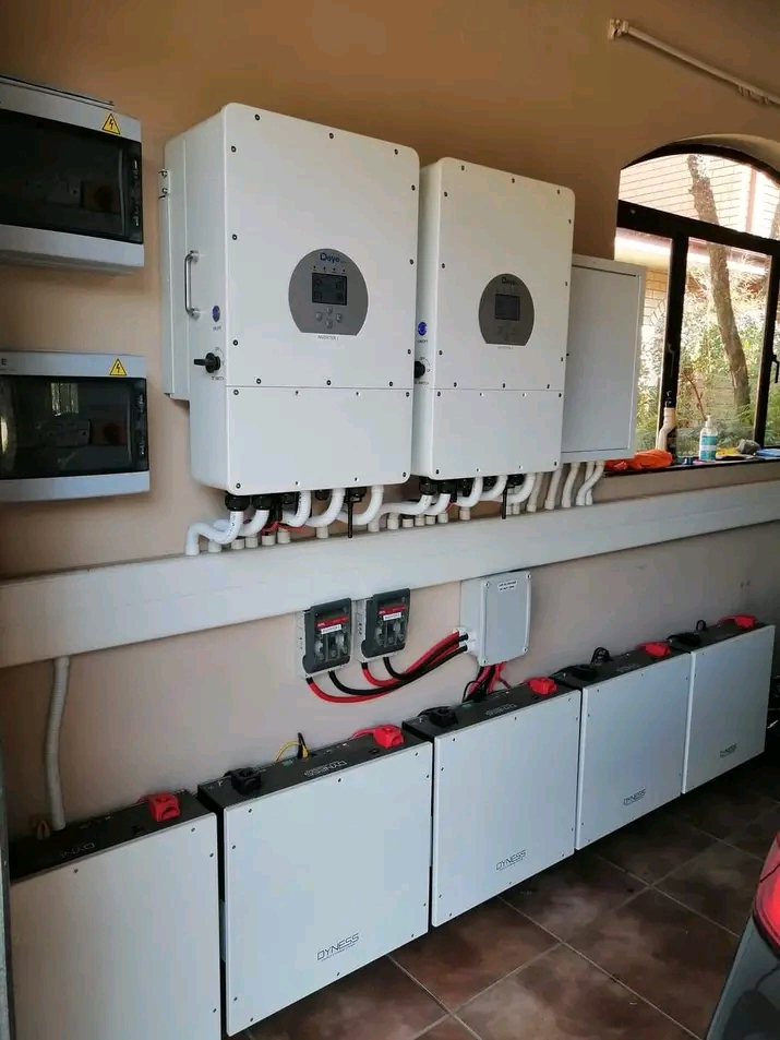 Dual inverter Dyness battery setup